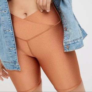 OFFLINE Ribbed Shine High Waisted Crossover 7" Bike Short Amber Brown